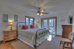 Family Farmhouse: Guest Room with Queen
